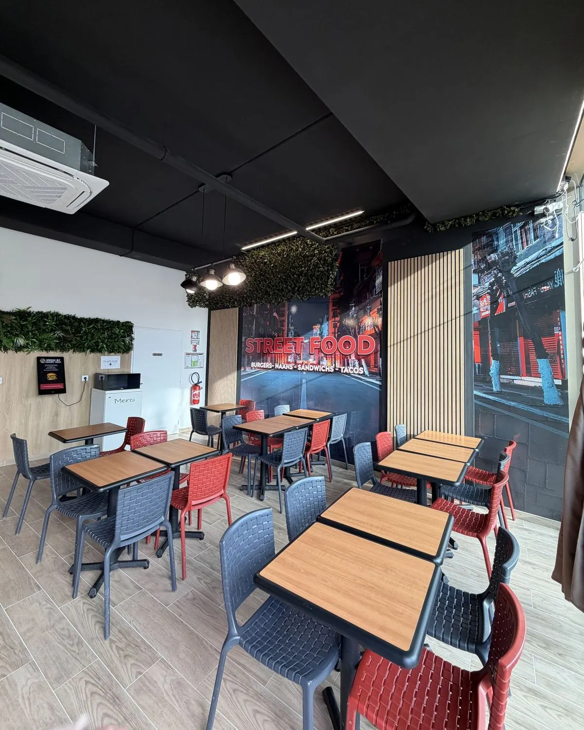 Le coin street food de Crousty Naan, grande fresque et tables en bois